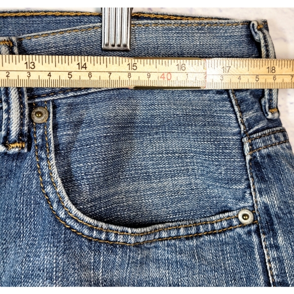 Levi's 569 Cut Off Cheeky Dark Wash Denim Jean Shorts Peekaboo Pockets Size 34 - Picture 4 of 8